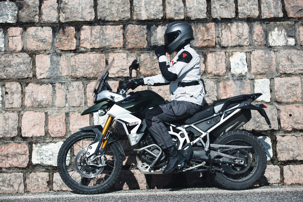 Dainese 防水上下セット ALL WEATHER ABILITY 梅雨。天候が不安定な季節に。ダイネーゼのレインウェア特集